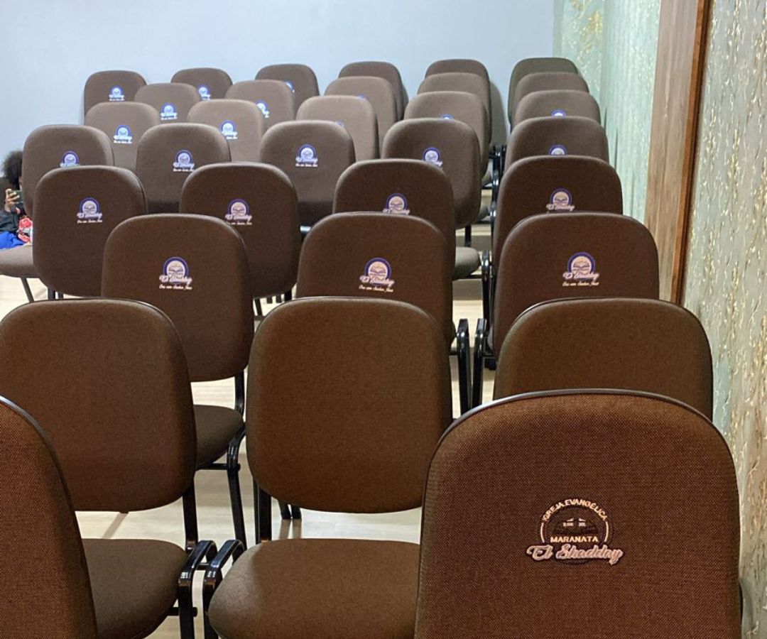 Cadeiras para igrejas - Primer Móveis corporativos
